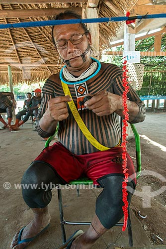 Cacique Caiapó fazendo artesanato na Aldeia Moikarakô - Terra Indígena Kayapó  - São Félix do Xingu - Pará (PA) - Brasil