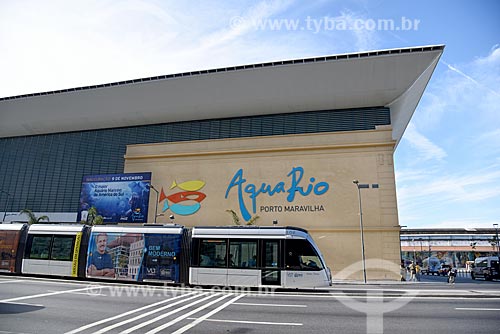  Veículo leve sobre trilhos com o AquaRio - aquário marinho da cidade do Rio de Janeiro - ao fundo  - Rio de Janeiro - Rio de Janeiro (RJ) - Brasil