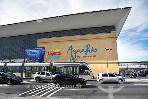  Veículo leve sobre trilhos com o AquaRio - aquário marinho da cidade do Rio de Janeiro - ao fundo  - Rio de Janeiro - Rio de Janeiro (RJ) - Brasil