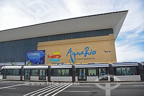  Veículo leve sobre trilhos com o AquaRio - aquário marinho da cidade do Rio de Janeiro - ao fundo  - Rio de Janeiro - Rio de Janeiro (RJ) - Brasil