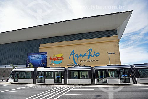  Veículo leve sobre trilhos com o AquaRio - aquário marinho da cidade do Rio de Janeiro - ao fundo  - Rio de Janeiro - Rio de Janeiro (RJ) - Brasil