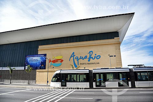  Veículo leve sobre trilhos com o AquaRio - aquário marinho da cidade do Rio de Janeiro - ao fundo  - Rio de Janeiro - Rio de Janeiro (RJ) - Brasil