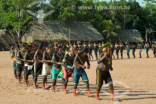  Índios dançando à Maniaka Murasi - também conhecida como dança da mandioca - na Aldeia Moikarakô - Terra Indígena Kayapó  - São Félix do Xingu - Pará (PA) - Brasil