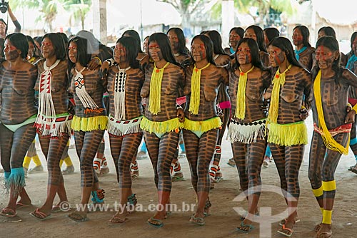  Índias dançando à Maniaka Murasi - também conhecida como dança da mandioca - na Aldeia Moikarakô - Terra Indígena Kayapó  - São Félix do Xingu - Pará (PA) - Brasil