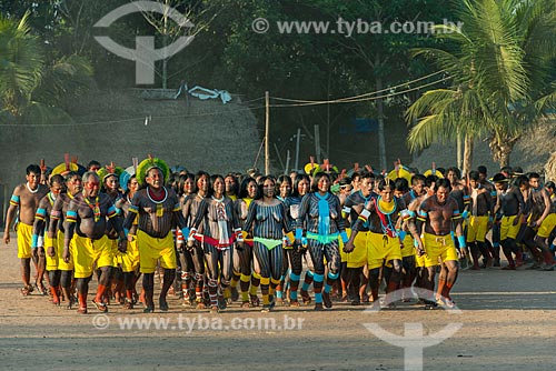  Índios dançando à Maniaka Murasi - também conhecida como dança da mandioca - na Aldeia Moikarakô - Terra Indígena Kayapó  - São Félix do Xingu - Pará (PA) - Brasil