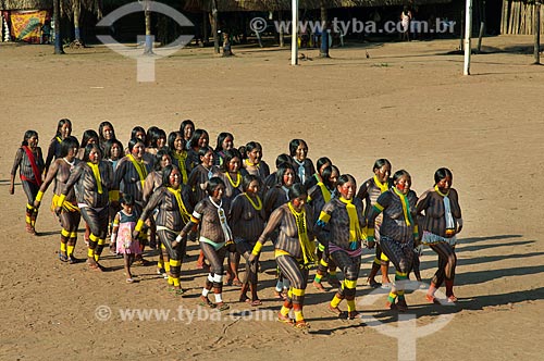  Índios dançando à Maniaka Murasi - também conhecida como dança da mandioca - na Aldeia Moikarakô - Terra Indígena Kayapó  - São Félix do Xingu - Pará (PA) - Brasil