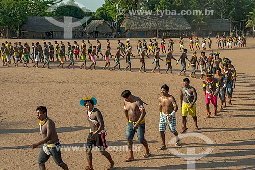  Índios dançando à Maniaka Murasi - também conhecida como dança da mandioca - na Aldeia Moikarakô - Terra Indígena Kayapó  - São Félix do Xingu - Pará (PA) - Brasil