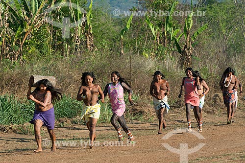  Corrida feminina de tora na Aldeia Moikarakô - Terra Indígena Kayapó  - São Félix do Xingu - Pará (PA) - Brasil