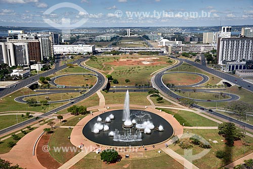  Vista geral da fonte luminosa da Torre de TV de Brasília no eixo monumental com o Congresso Nacional ao fundo  - Brasília - Distrito Federal (DF) - Brasil