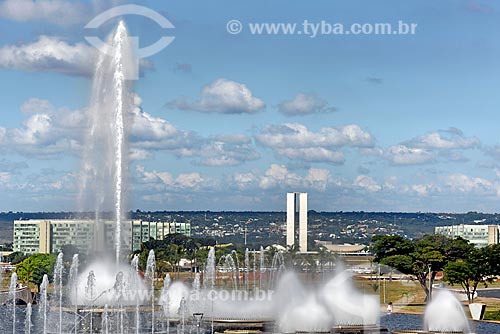  Vista geral da fonte luminosa da Torre de TV de Brasília no eixo monumental com o Congresso Nacional ao fundo  - Brasília - Distrito Federal (DF) - Brasil