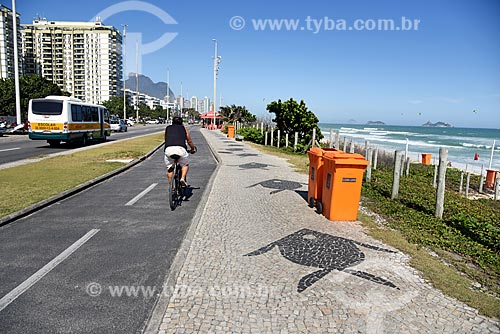  Pessoa andando de bicicleta na ciclovia da Praia da Barra da Tijuca  - Rio de Janeiro - Rio de Janeiro (RJ) - Brasil