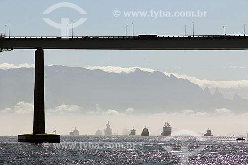  Barcos na Baía de Guanabara com a Ponte Rio-Niterói (1974)  - Rio de Janeiro - Rio de Janeiro (RJ) - Brasil