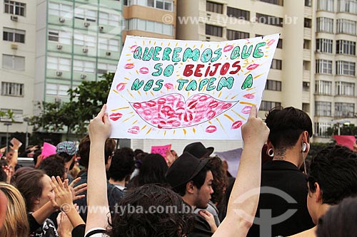  Cartaz na Marcha das Vadias com os dizeres: Queremos que só beijos nos tapem a boca - na Praia de Copacabana  - Rio de Janeiro - Rio de Janeiro (RJ) - Brasil