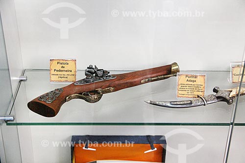  Pistola de pederneira e punhal em exibição na Casa da Memória  - Vila Velha - Espírito Santo (ES) - Brasil