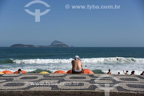  Banhista na Praia de Ipanema com o Monumento Natural das Ilhas Cagarras ao fundo  - Rio de Janeiro - Rio de Janeiro (RJ) - Brasil