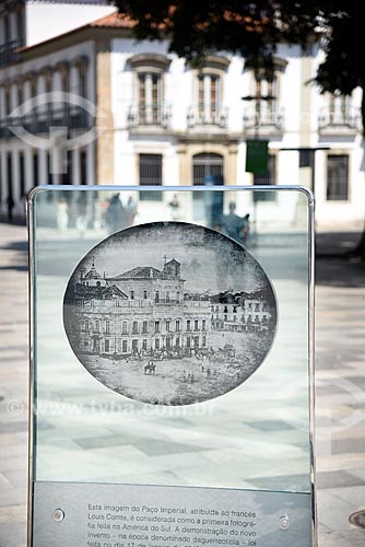  Detalhe do monumento à primeira foto na América do Sul - retrata o Paço Imperial feita em 17 de janeiro de 1840 por Louis Comte  - Rio de Janeiro - Rio de Janeiro (RJ) - Brasil