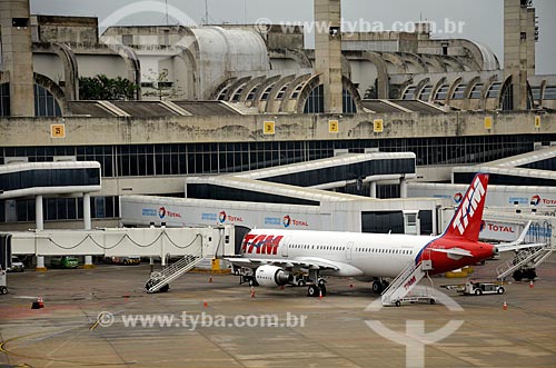  Aviões da TAM Linhas Aéreas na pista do Aeroporto Internacional Antônio Carlos Jobim  - Rio de Janeiro - Rio de Janeiro (RJ) - Brasil