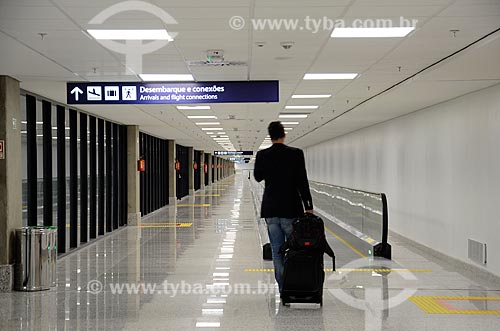  Passageiro na área de desembarque Aeroporto Internacional Antônio Carlos Jobim  - Rio de Janeiro - Rio de Janeiro (RJ) - Brasil