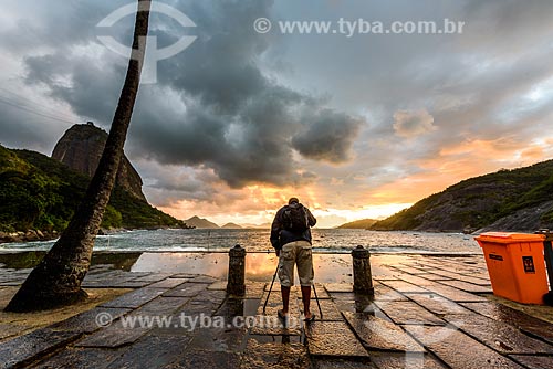  Fotógrafo durante o amanhecer na Praia Vermelha com o Pão de Açúcar ao fundo  - Rio de Janeiro - Rio de Janeiro (RJ) - Brasil
