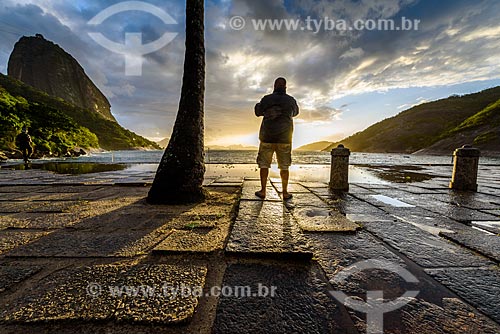  Fotógrafo durante o amanhecer na Praia Vermelha com o Pão de Açúcar ao fundo  - Rio de Janeiro - Rio de Janeiro (RJ) - Brasil