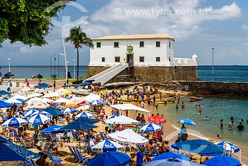  Banhistas na Praia do Porto da Barra com o Forte de Santa Maria (1696) ao fundo  - Salvador - Bahia (BA) - Brasil