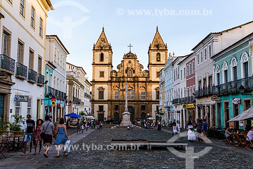  Cruzeiro no Largo do Cruzeiro de São Francisco com a Convento e Igreja de São Francisco (Século XVIII) ao fundo  - Salvador - Bahia (BA) - Brasil