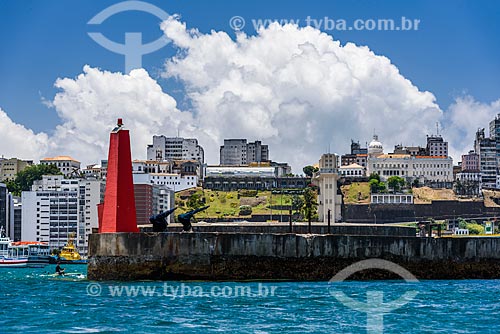  Vista do quebra-mar e da cidade alta a partir da Baía de Todos os Santos  - Salvador - Bahia (BA) - Brasil