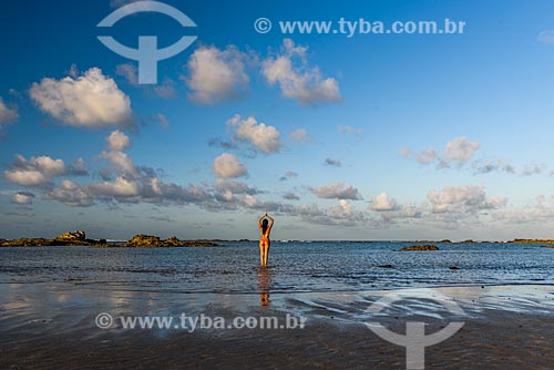  Mulher praticando Yoga na orla da 3ª Praia - movimento Tadasana  - Cairu - Bahia (BA) - Brasil