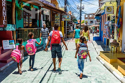  Crianças indo para escola na Rua da Praia  - Cairu - Bahia (BA) - Brasil