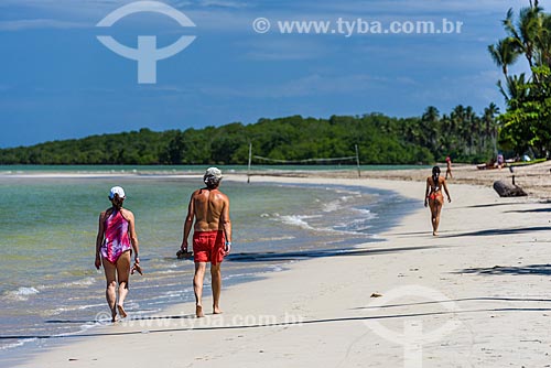  Banhistas na orla da Praia do Encanto  - Cairu - Bahia (BA) - Brasil