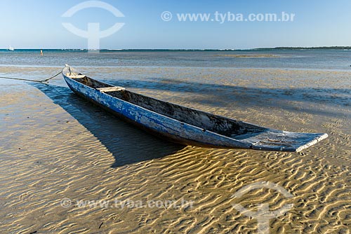  Canoa atracada na Praia de Moreré  - Cairu - Bahia (BA) - Brasil