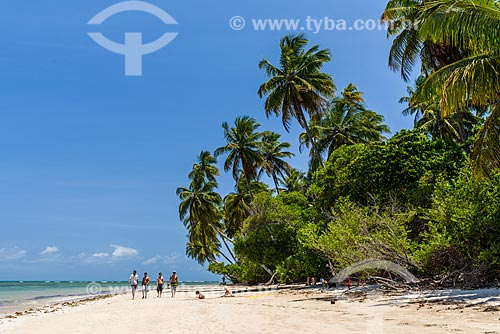  Banhistas na orla da Praia de Moreré  - Cairu - Bahia (BA) - Brasil