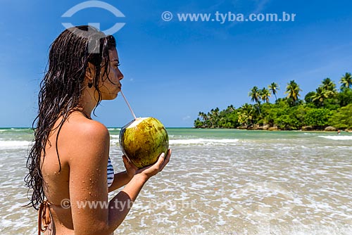  Mulher bebendo água de côco na orla da Praia da Cueira  - Cairu - Bahia (BA) - Brasil