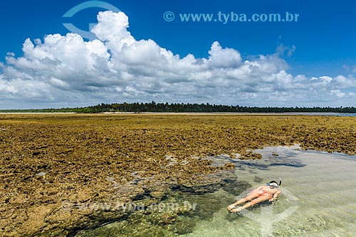  Mulher nadando nas piscinas naturais da Ponta dos Castelhanos  - Cairu - Bahia (BA) - Brasil