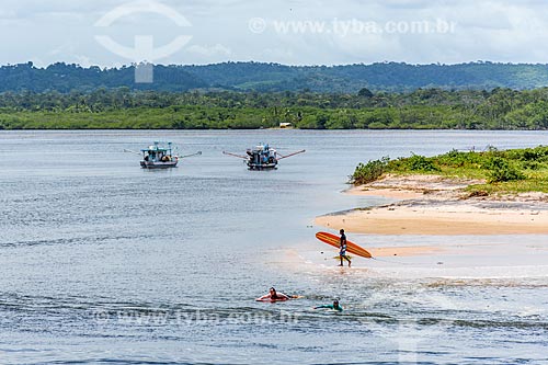  Surfistas na orla da Ponta do Xaréu  - Itacaré - Bahia (BA) - Brasil