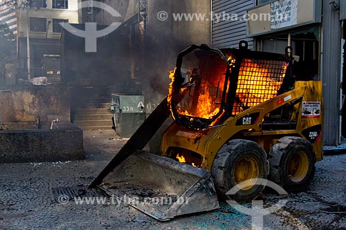  Trator incendiado durante protesto contra pacote de medidas do governo  - Rio de Janeiro - Rio de Janeiro (RJ) - Brasil
