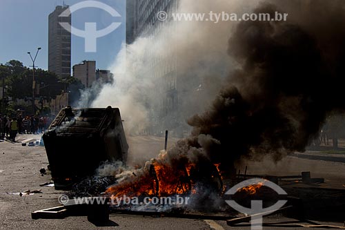  Fogo durante protesto contra pacote de medidas do governo  - Rio de Janeiro - Rio de Janeiro (RJ) - Brasil
