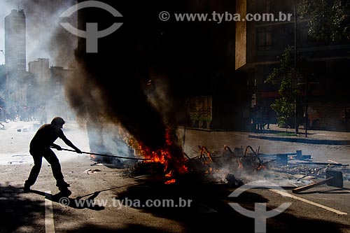  Fogo durante protesto contra pacote de medidas do governo  - Rio de Janeiro - Rio de Janeiro (RJ) - Brasil