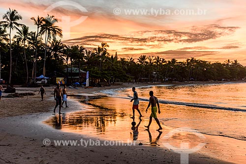  Banhistas na orla da Praia das Conchas durante o pôr do sol  - Itacaré - Bahia (BA) - Brasil