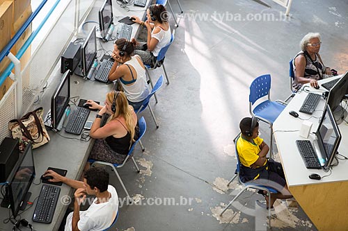  Pessoas usando o computador na Nave do conhecimento Joelmir Beting  - Rio de Janeiro - Rio de Janeiro (RJ) - Brasil