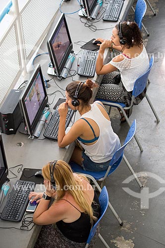  Pessoas usando o computador na Nave do conhecimento Joelmir Beting  - Rio de Janeiro - Rio de Janeiro (RJ) - Brasil