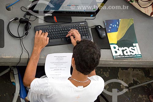  Homem usando o computador na Nave do conhecimento Joelmir Beting  - Rio de Janeiro - Rio de Janeiro (RJ) - Brasil