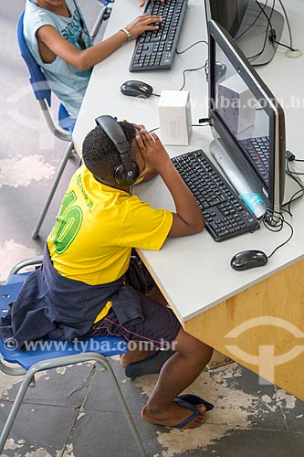  Menino usando o computador na Nave do conhecimento Joelmir Beting  - Rio de Janeiro - Rio de Janeiro (RJ) - Brasil