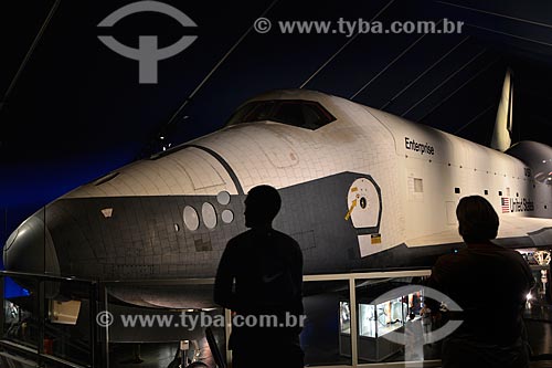  Turistas observando o ônibus espacial Enterprise no pavilhão do ônibus espacial - porta-aviões da Segunda Guerra Mundial USS Intrepid - Museu Intrepid (1982)  - Cidade de Nova Iorque - Nova Iorque - Estados Unidos