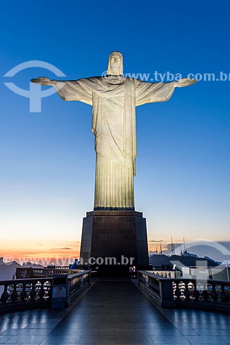  Vista do Cristo Redentor (1931) durante o pôr do sol  - Rio de Janeiro - Rio de Janeiro (RJ) - Brasil