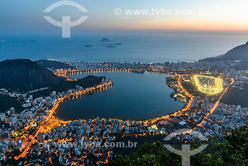  Vista da Lagoa Rodrigo de Freitas a partir do mirante do Cristo Redentor durante o pôr do sol  - Rio de Janeiro - Rio de Janeiro (RJ) - Brasil