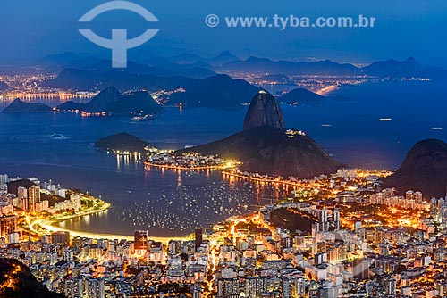  Vista de Botafogo a partir do mirante do Cristo Redentor com o Pão de Açúcar ao fundo durante o pôr do sol  - Rio de Janeiro - Rio de Janeiro (RJ) - Brasil