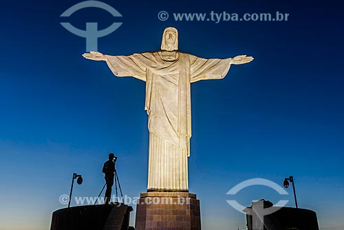  Vista do Cristo Redentor (1931) durante o pôr do sol  - Rio de Janeiro - Rio de Janeiro (RJ) - Brasil