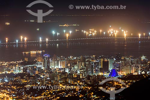  Vista geral do centro da cidade do Rio de Janeiro a partir do mirante do Cristo Redentor durante a noite com a Ponte Rio-Niterói (1974) ao fundo  - Rio de Janeiro - Rio de Janeiro (RJ) - Brasil