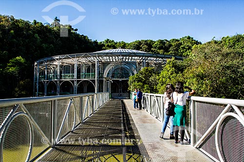  Passarela com a Ópera de Arame ao fundo - maior casa de shows de Curitiba - feita de canos em uma estrutura que se integra perfeitamente à natureza ao redor  - Curitiba - Paraná (PR) - Brasil